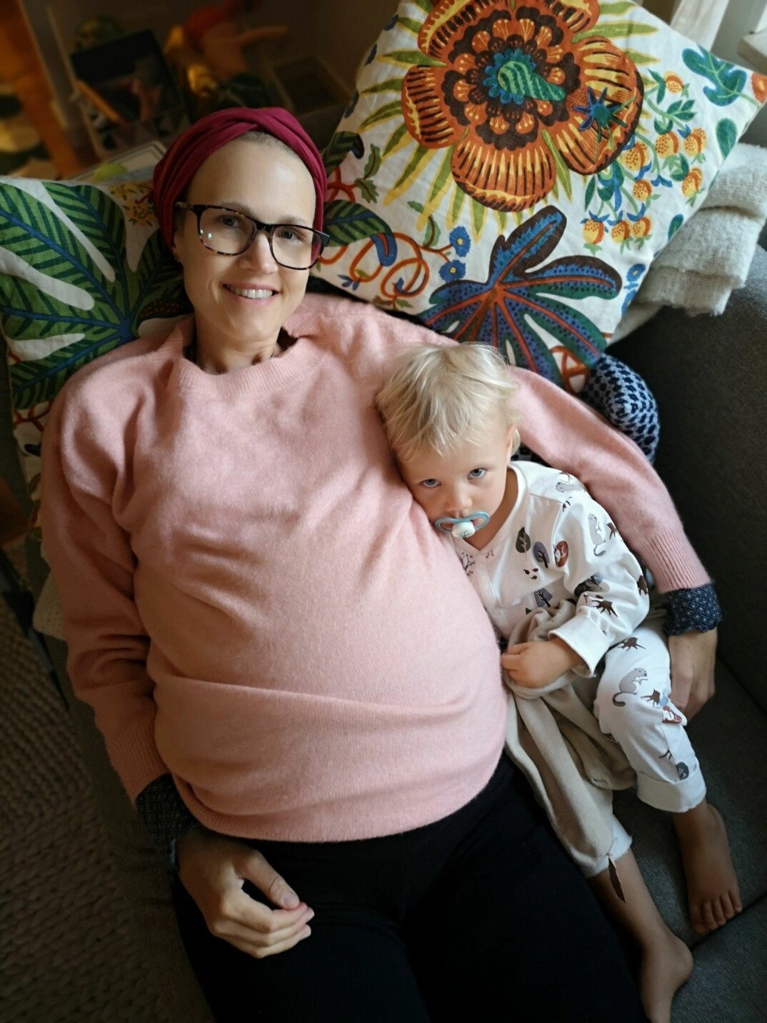 Inget av de cellgifter som Ebba testade hade någon effekt på sarkomet som bara växte sig allt större. Till sist kunde hon inte göra mycket annat än att ligga i soffan tillsammans med dottern Leonore.