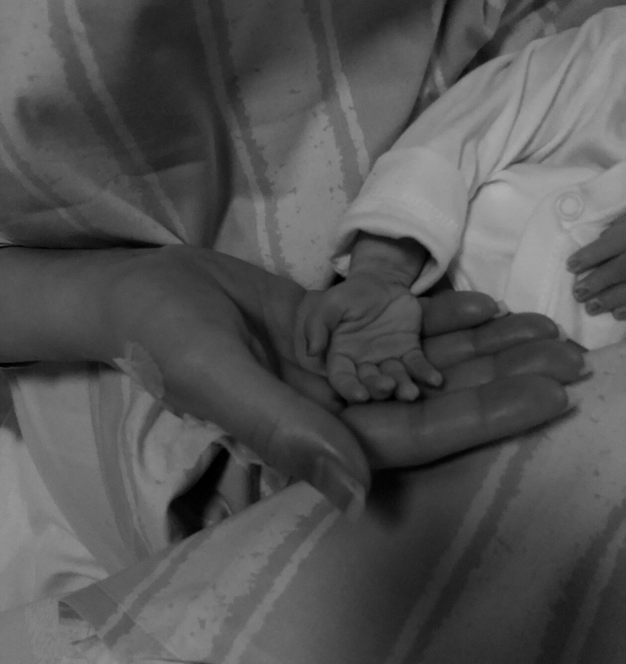 Edits lilla hand i mamma Emelies. Edits lilla hand