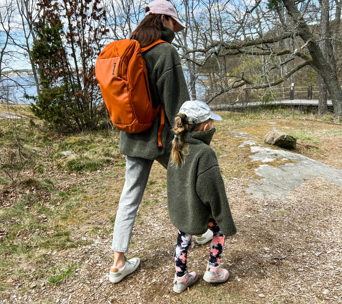 Sofia och dottern Edith promenerar i skogen.