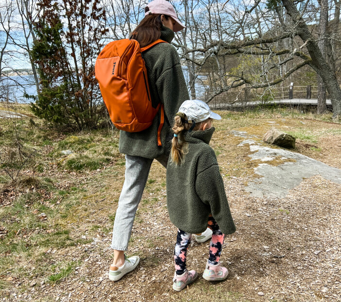 ”Mitt bästa mammahack är att alltid ha något snacks med sig, för både ditt och barnets skull, haha!”, tipsar Sofia. Foto: Privat. Sofia och dottern Edith promenerar i skogen.