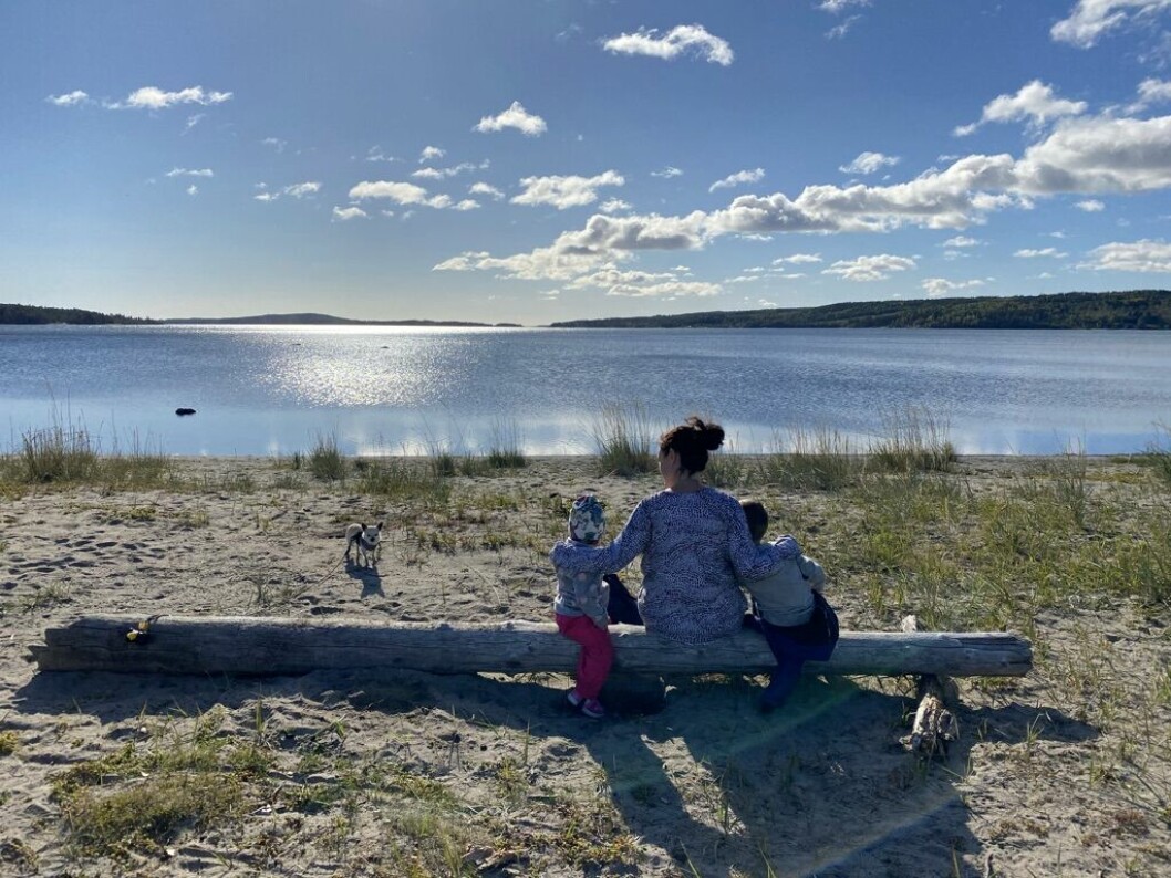 När Petra har bra dagar brukar familjen ofta åka ut i naturen, spela spel eller träffa vänner. Foto: Privat Petra med familjen på stranden