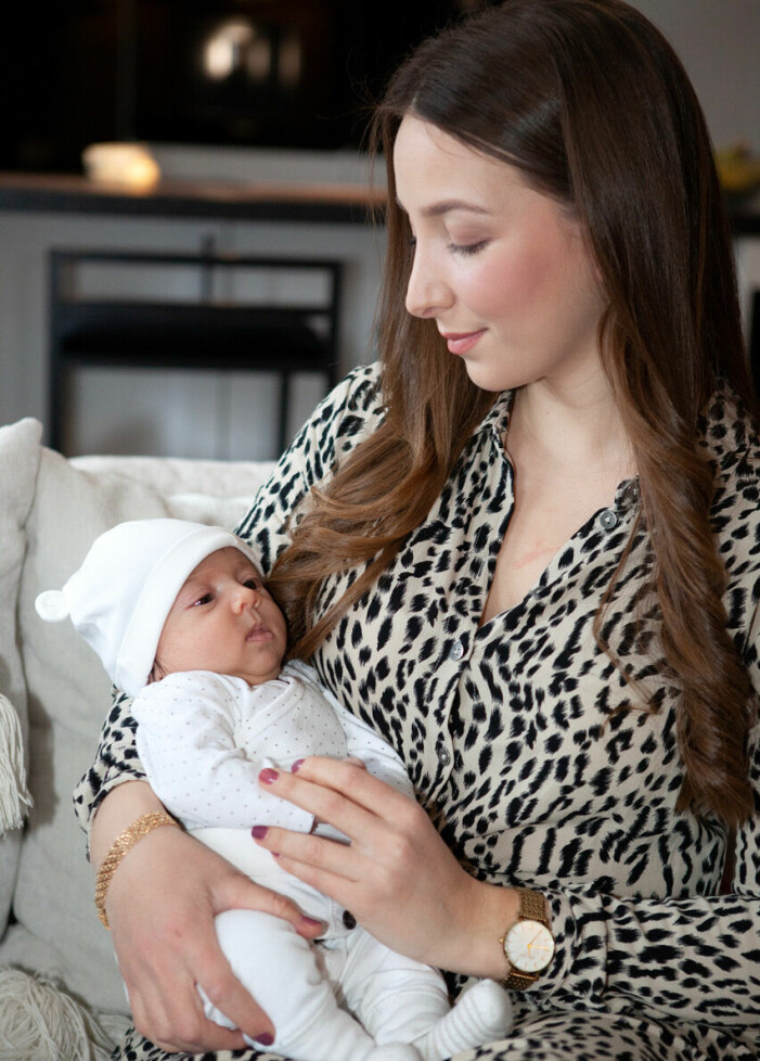 Egzona med lilla Lea. Egzona