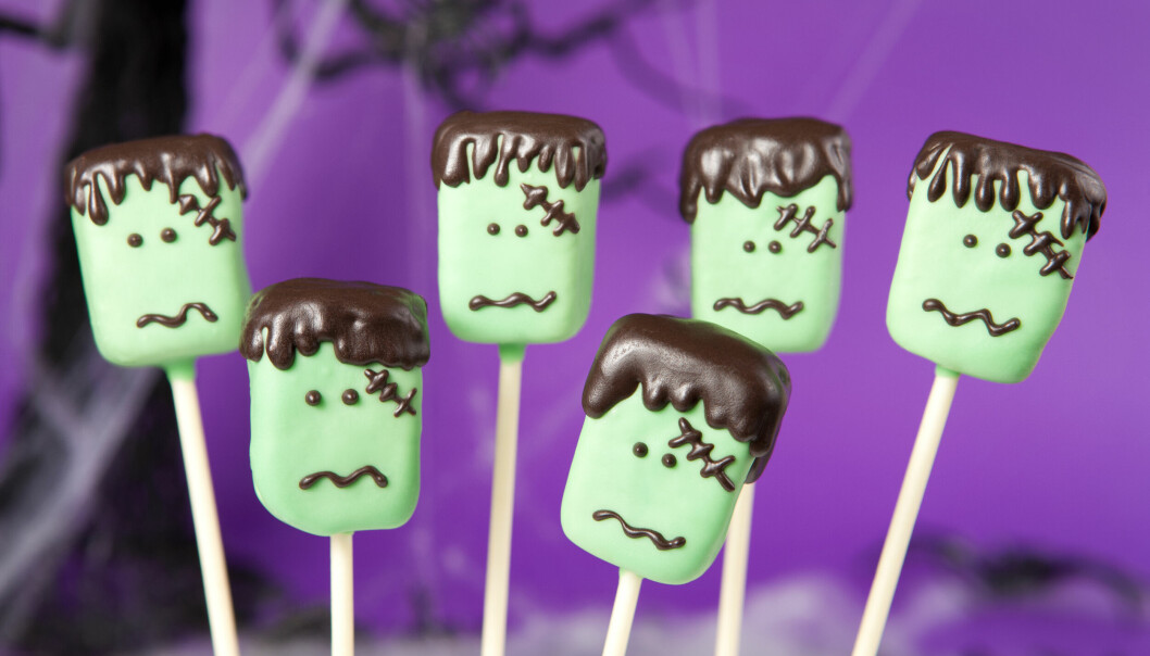 Tips! Doppa en tandpetare i den smälta chokladen så är det lättare att forma den till ögon och mun. Goda och läskiga einsteinklubbor