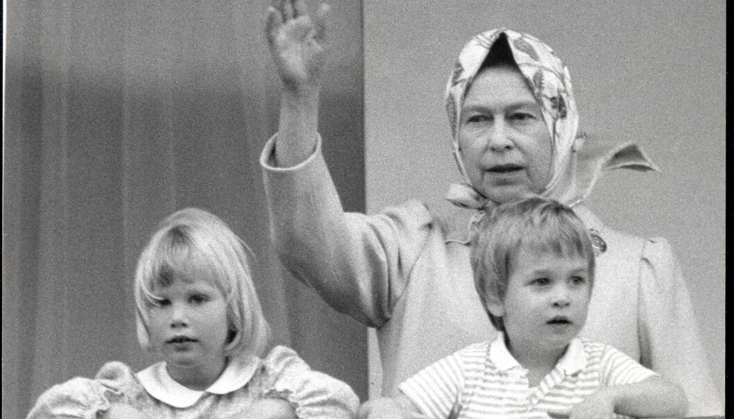 År 1985. Queen Elizabeth med Zara Phillips och prins william