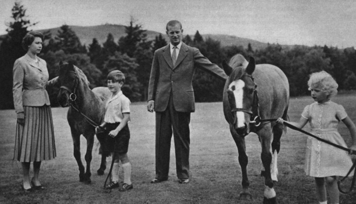 År 1955. elizabeth och barnen charles och anne med hästar