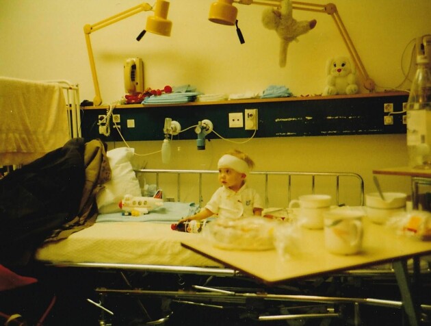 Läkarna försökte operera hjärntumören, men misslyckades. Här sitter Elvira i sjukhussängen efter operationen. Foto: Privat. elvira efter operation