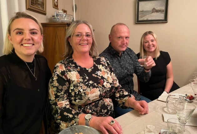 Elvira (längst till höger) med pappa Roland, mamma Viveka och syster Ottilia. Foto: Privat evelina med familjen