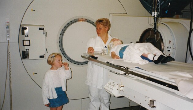 När Elvira skulle strålas var hennes syster Ottilia alltid med som stöd. Foto: Privat. elvira strålas mot cancer