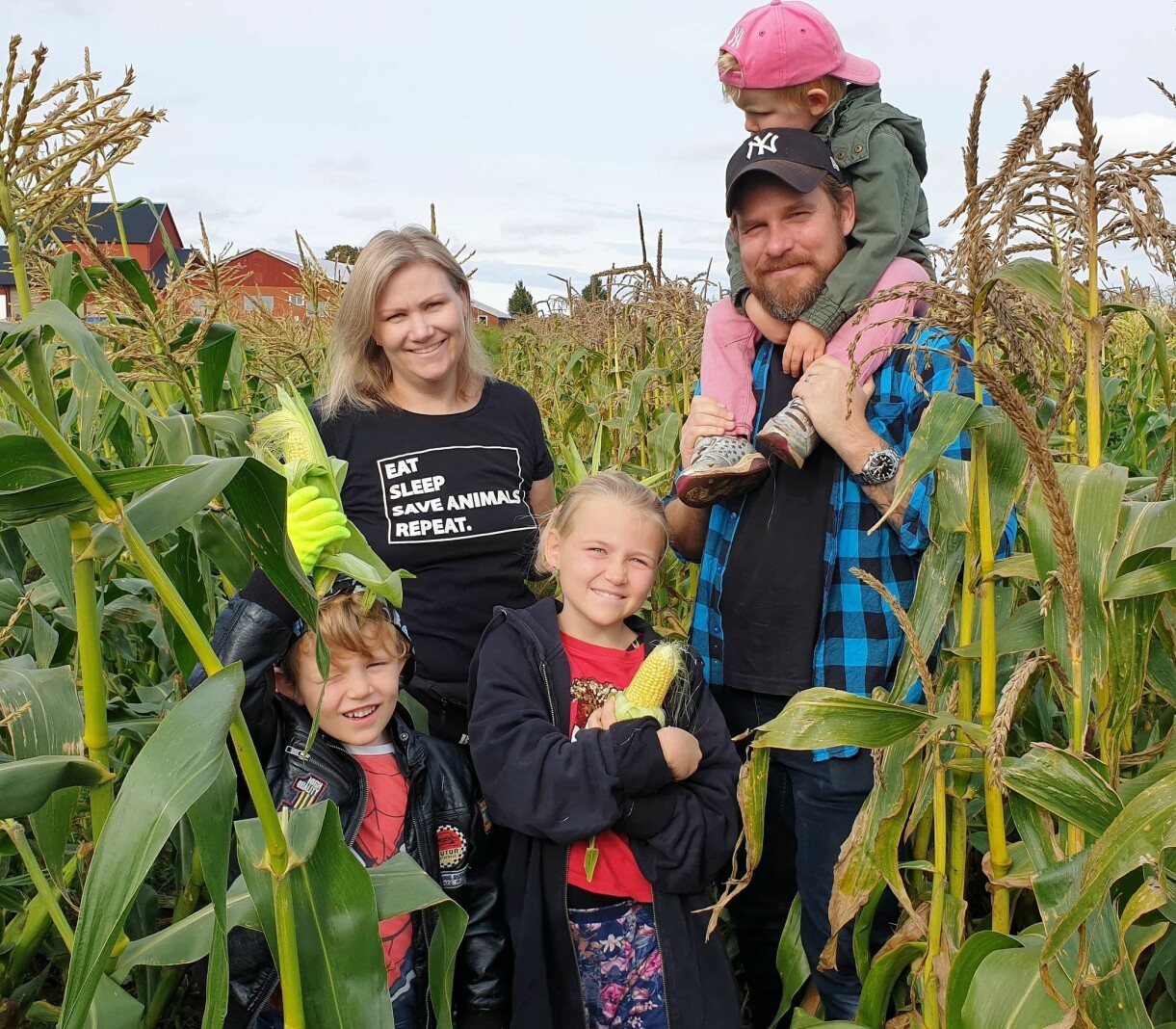 Elvis 4, Alva, 9 och Vilde, 5, äter veganskt även i skolan och på förskolan.