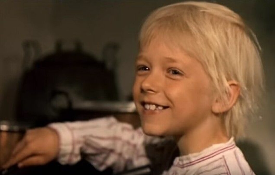 Emil som ler