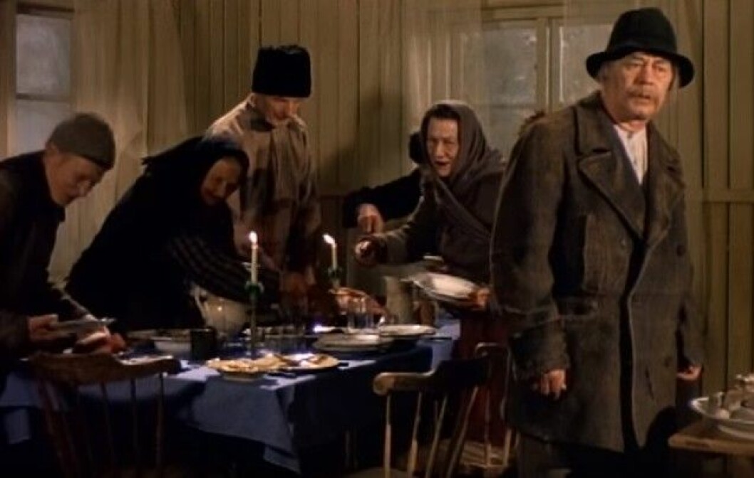 Alla fattiga hemma hos Emil och får äta julbord