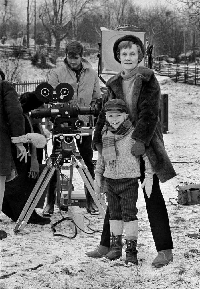 Foto: Thomas Löfqvist/Sydsvenskan/TT Astrid Lindgren och Jan Ohlsson ler mot kameran under en paus på inspelningen av Emil i Lönneberga