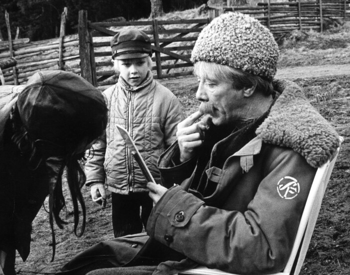 Foto: Jan Holmlund/TT Allan Edwall som Emils pappa Anton fixar sin mustasch under inspelningen av Emil i Lönneberga