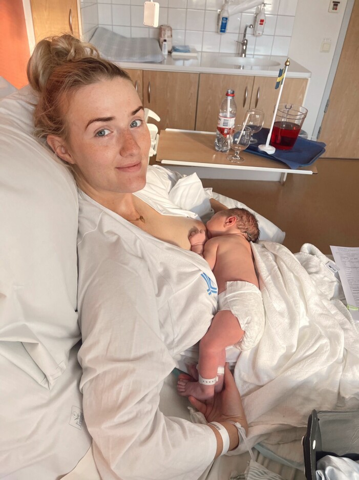 Emma med nyfödda dottern Levi i famnen. Emma Gullström och dottern Levi
