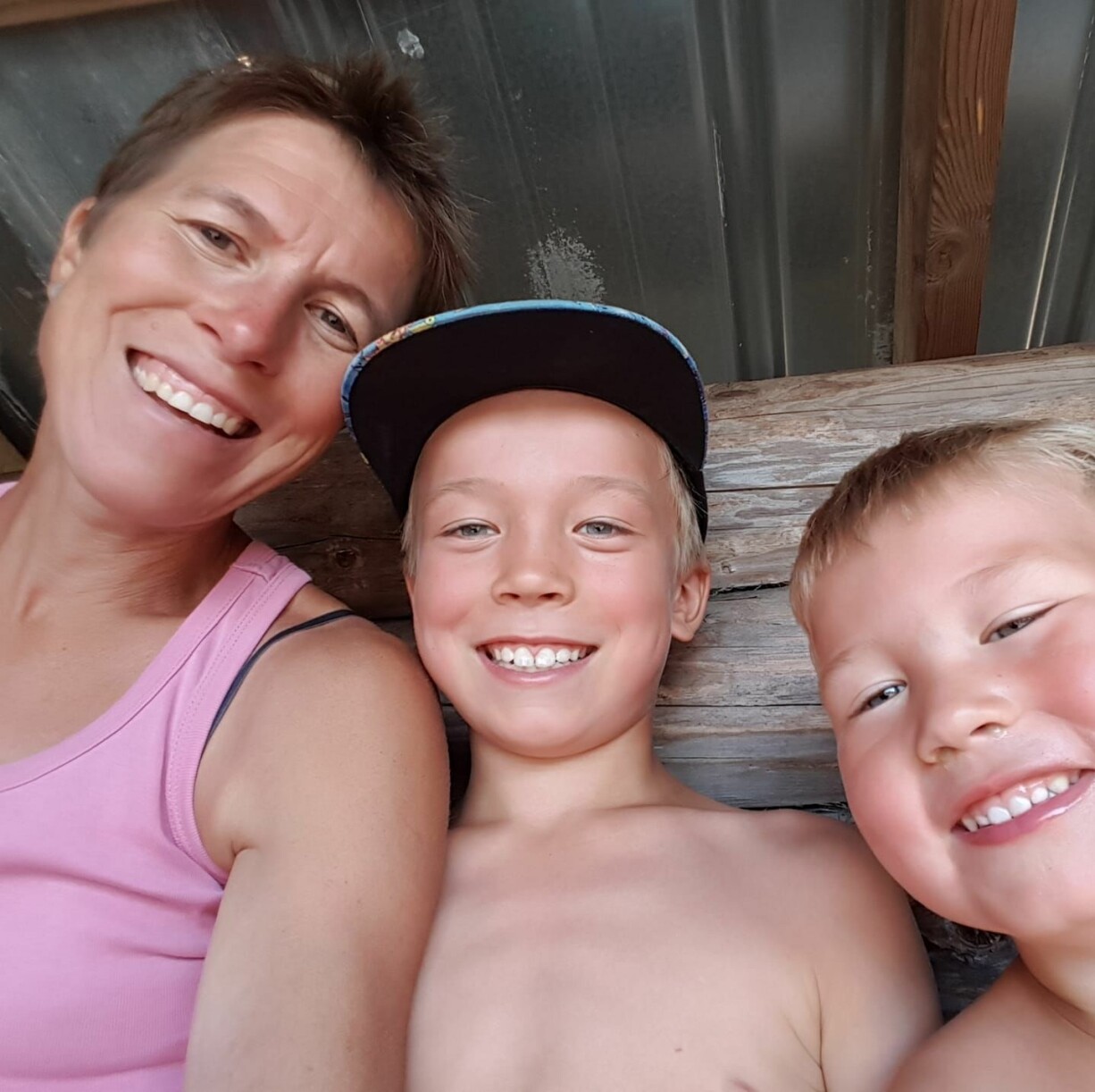 Emma med barnen Hugo och Ivar, innan olyckan. Emma och sönerna