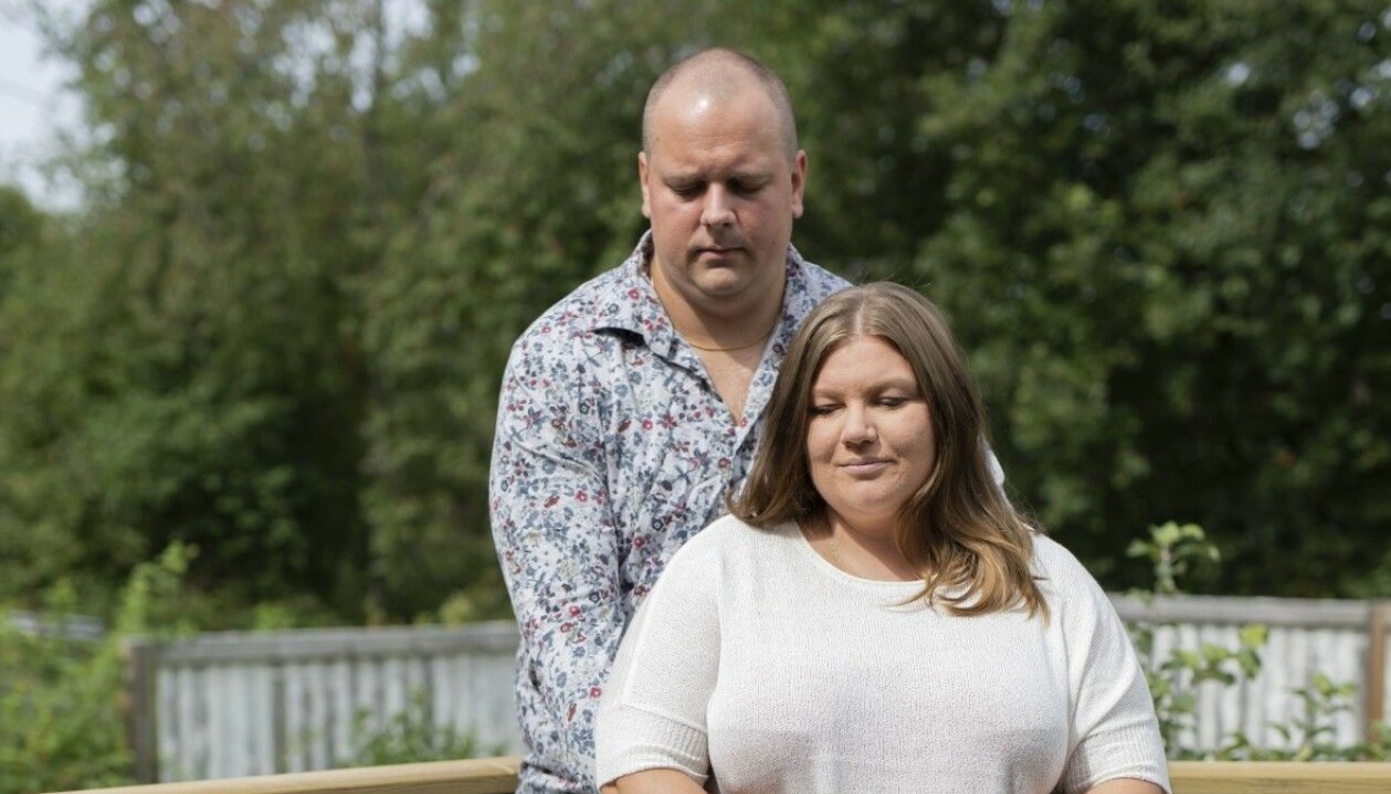 Fyra gånger har paret gått igenom den djupaste sorg en förälder kan drabbas av. <em>Foto: Emma Norbäck</em> Katarina och Cristofer sörjer sina förlorade barn.