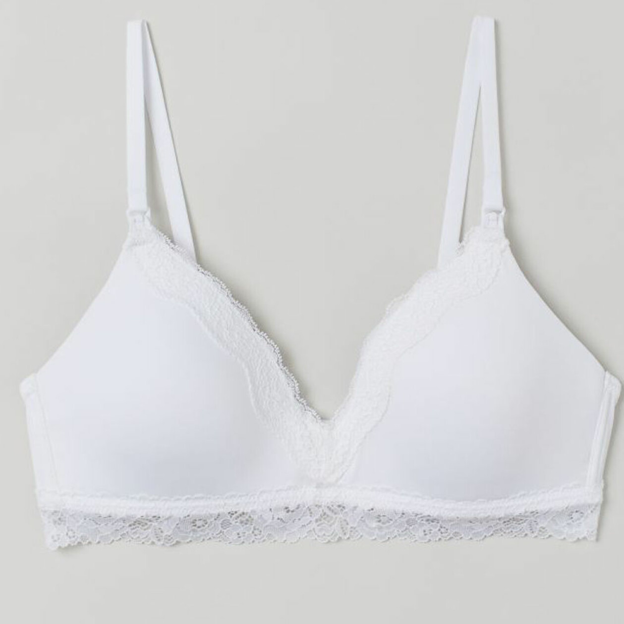 En mjuk, bygellös amnings-bh i micro och spets från H&M.