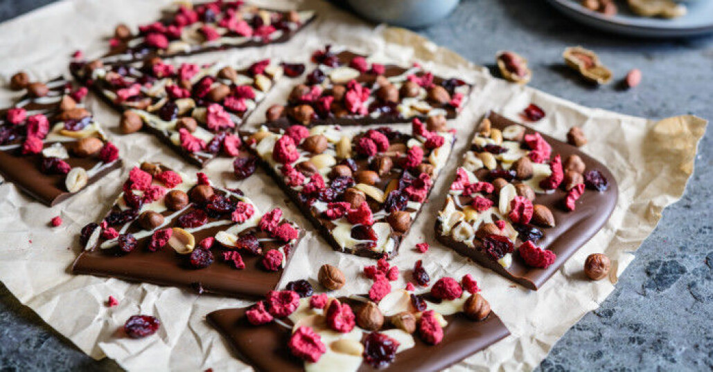 Chokladbräck med frukt och nötter