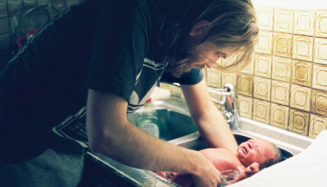 Emilias sambo Erik Wåhlström är också fotograf och har tagit flera av bilderna i boken. Foto: Emilia Bergmark-Jiménez Erik, pappa, med sonen