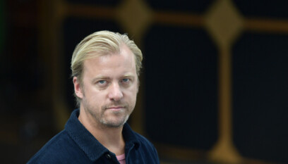 Erik Jerka Johansson har regisserat och skrivit manus till <span class=" italic" data-lab-italic_desktop="italic">Alla utom vi</span>. Erik Jerka Johansson har regisserat och skrivit manus