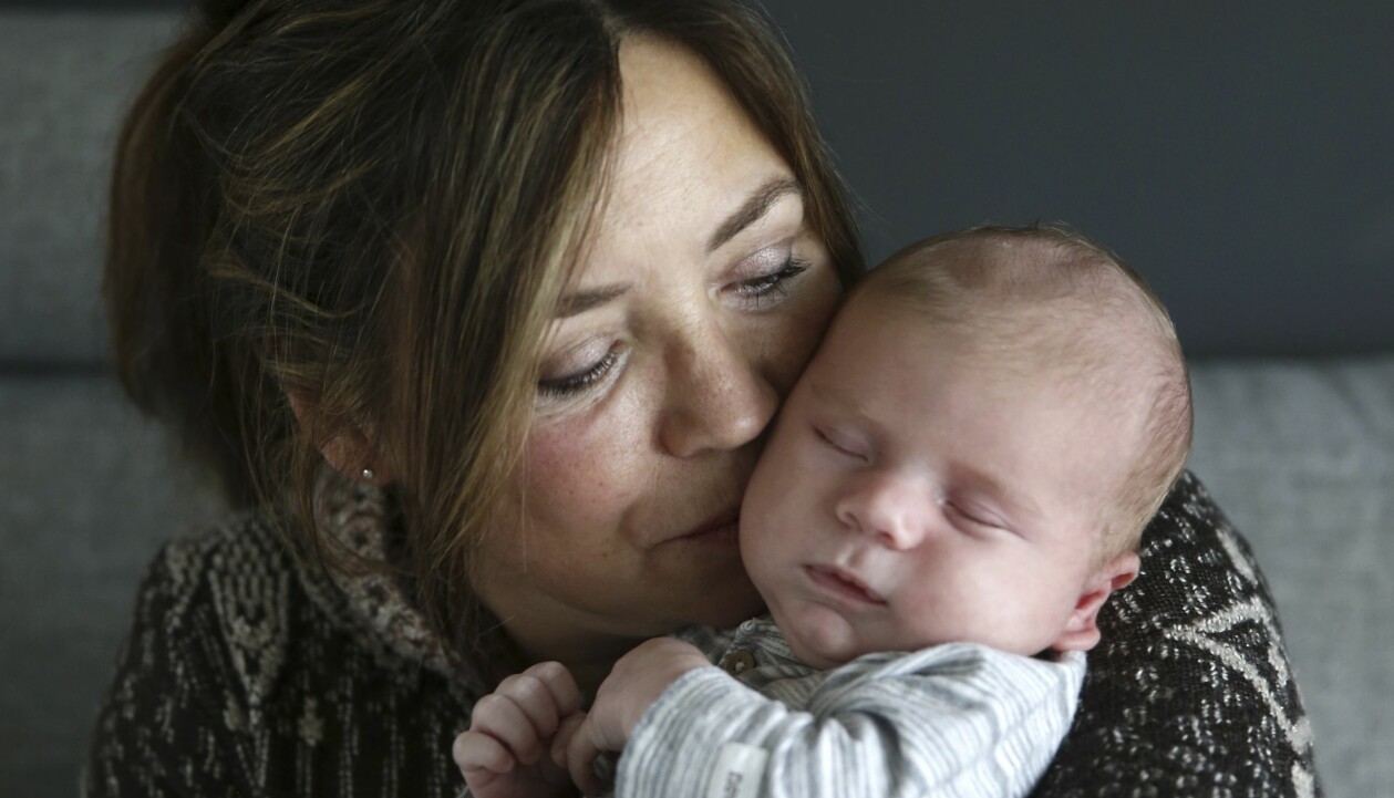 Mormor Eva och barnbarnet Loui myser en stund. Eva håller sitt sovande barnbarnet Loui i famnen och snusar på hans kind.