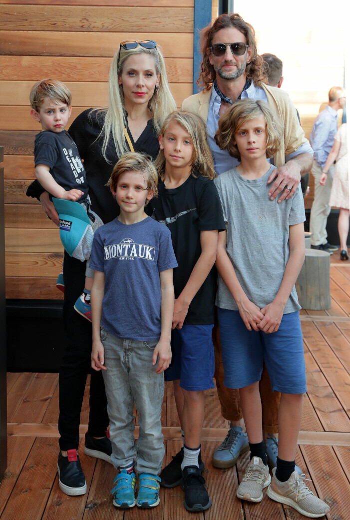 Eva Röse och Jacob Felländer med barnen Franke Boy, Florian, Flynn och Floyd. Foto: TT Eva Röse med familj