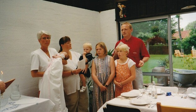 En bild från Elviras dop. Från vänster: Elviras gudmor Ina, Elvira i hennes famn, mamma Viveka, syster Ottilia i hennes famn, systrarna Cajsa och Johanna och pappa Roland. Foto: Privat. Bild från Elviras dop