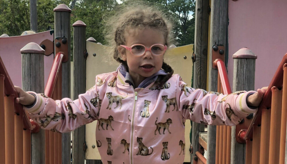 Evelyn, 5, har den medfödda kromosomavvikelsen Williams syndrom. Evelyn, 5, i lekparken