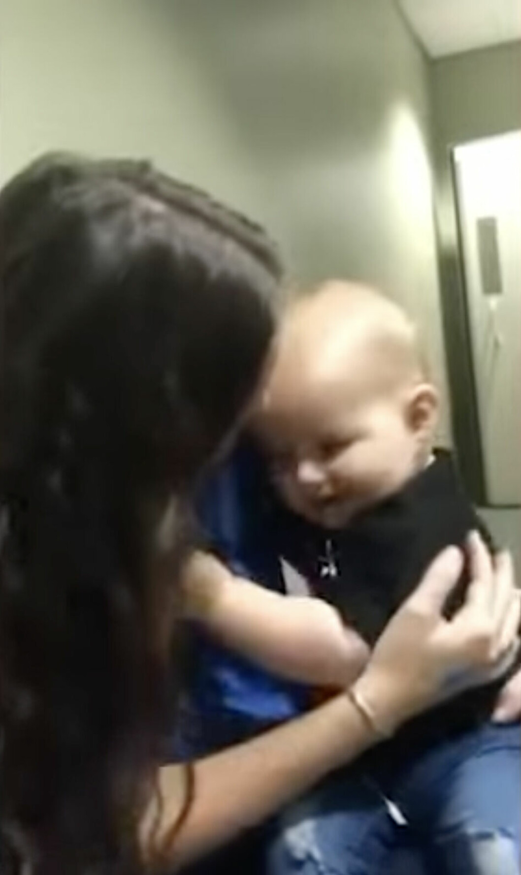 Ett leende vad Everett visar när han hör sina föräldrars röster för första gången. Everett kramar sin mamma