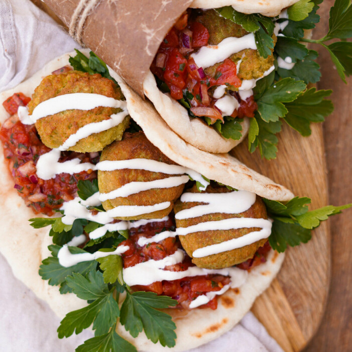 Tips! Servera alla ingredienser i olika skålar så kan barnen göra sin egen portion. Foto: Portionen under tian Hemmagjord falafel
