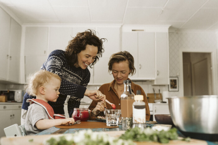 Det är ofta vid vardagliga sysslor som barnen börjar prata och berätta om saker de varit med om. familj äter frukost