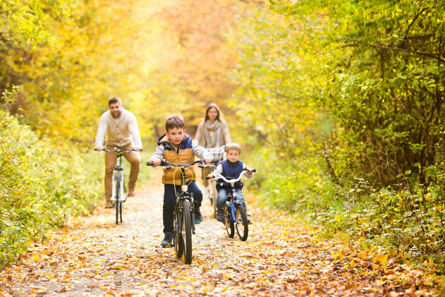 familj på cykelutflykt