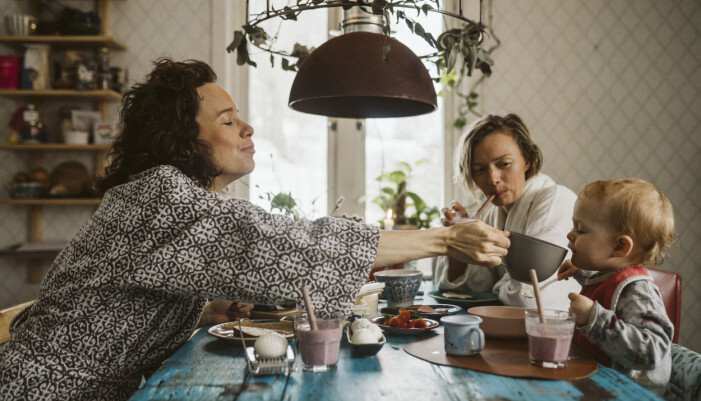 När du pratar med barnen utan att ha andan i halsen eller stress hängande över dig, håller du antagligen en godare ton. På det sättet lär du dem att vilja göra likadant. familj äter frukost