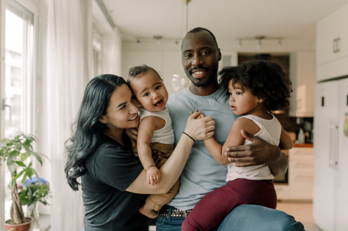 Tips! Dela upp hemmasysslorna mellan dig och din partner. Att känna ansvar för något kan vara ett sätt att bli mer jämställd. familj kram