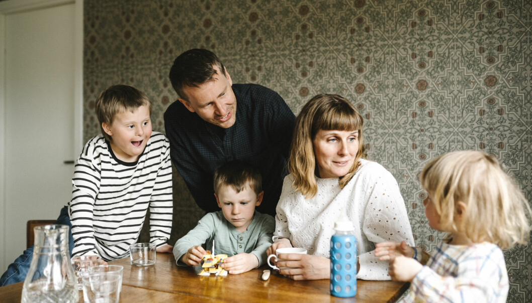 För ett litet barn handlar det inte om stora problem, i deras värld är det mer frågan om någon kompis som kanske gjort något dumt. Men samma princip gäller här, prata om det och försök hitta positiva sidor kompis har. Det gör att ditt barn förstår mer om alla inte är likadana. barnfamilj pratar