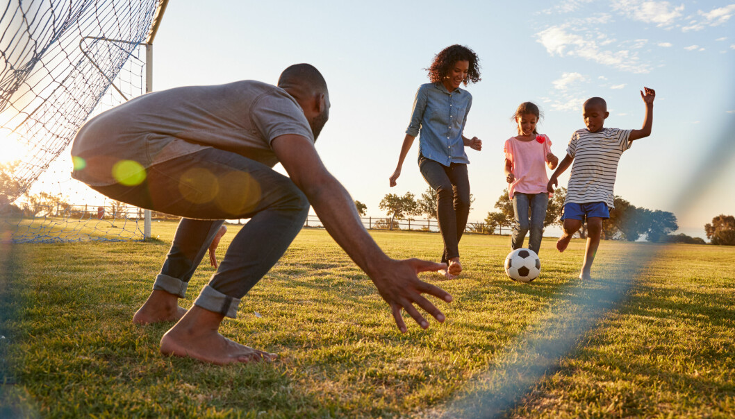 Är ditt mål att få mer egentid – eller kanske mer tid med familjen? Fundera på vilka delmål som tar dig dit! familj som spelar fotboll ihop