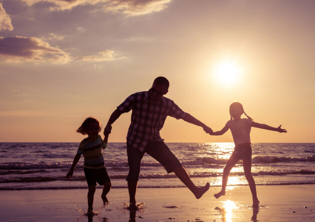 Familjen bestämde sig för att åka på resan och hade en riktigt bra semester enligt Mirror. Foto: TT familj på strand