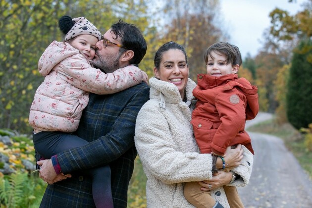Nina med barnen Essie och Rocco och mannen Simone