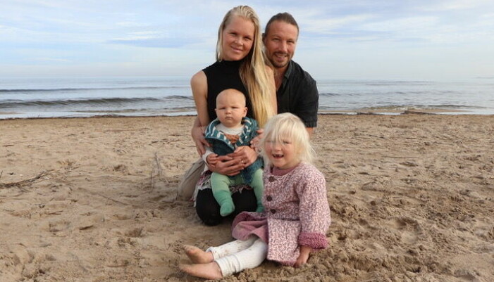 Visst finns det nackdelar med att leva på resande, men både Melanie och Tobias menar att fördelarna är fler. Foto: Privat Familjen sitter på stranden