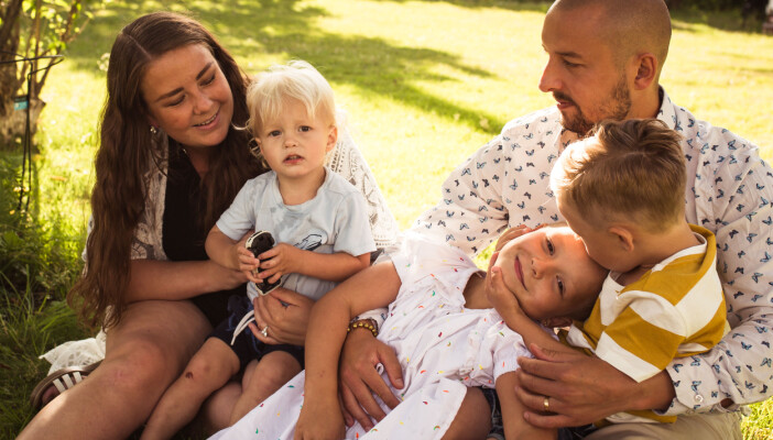 Idag kan Isabelle leva ett ganska vanligt liv. Hon är färdigbehandlad 1 maj 2021. Foto: Nike Nilsson Familjen Johnsson Svahn