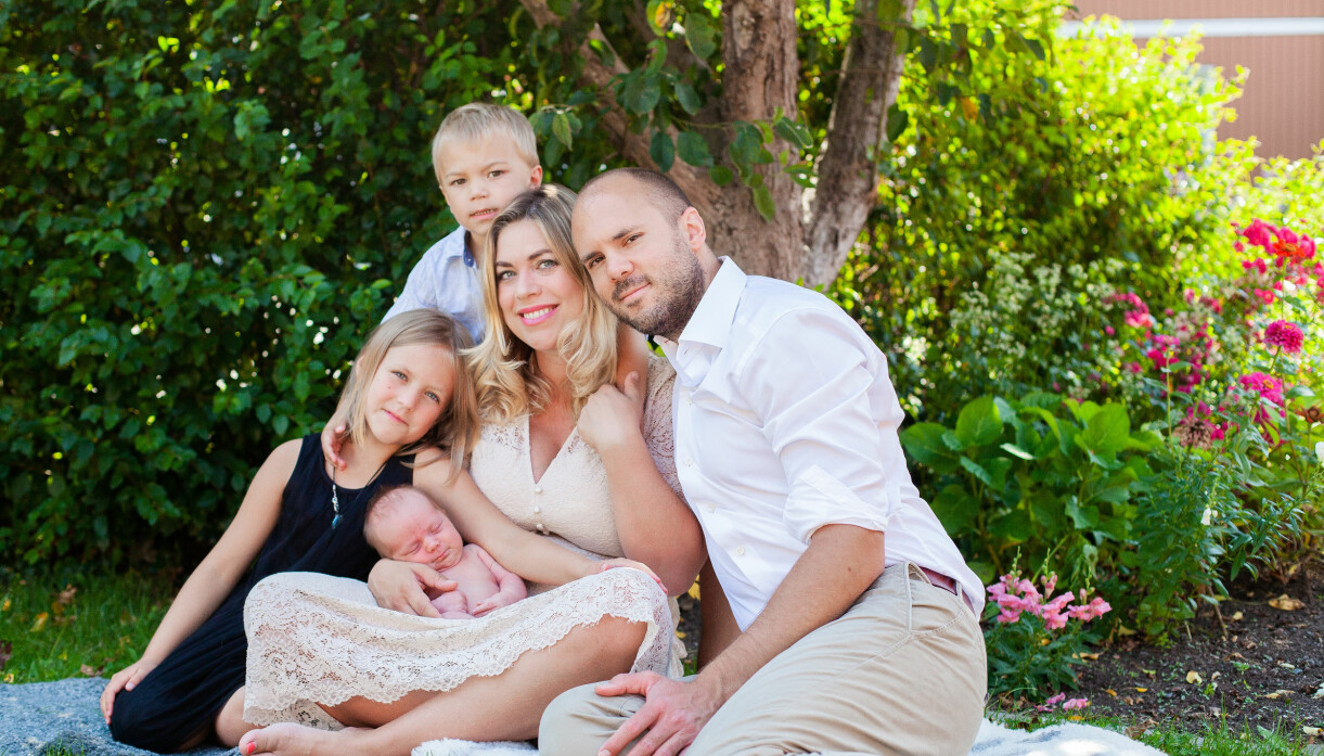 Malin har själv vuxit upp med två syskon och ville gärna ha tre barn. Foto: Lina Hartman Familjen karlberg ivf