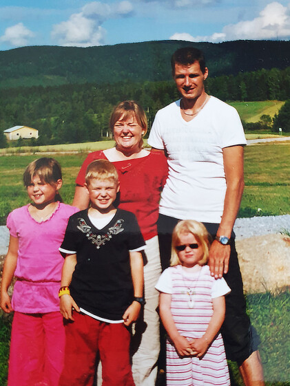 Mikaela fick cancerdiagnosen när yngsta dottern bara var 2 år. familjen odemyr