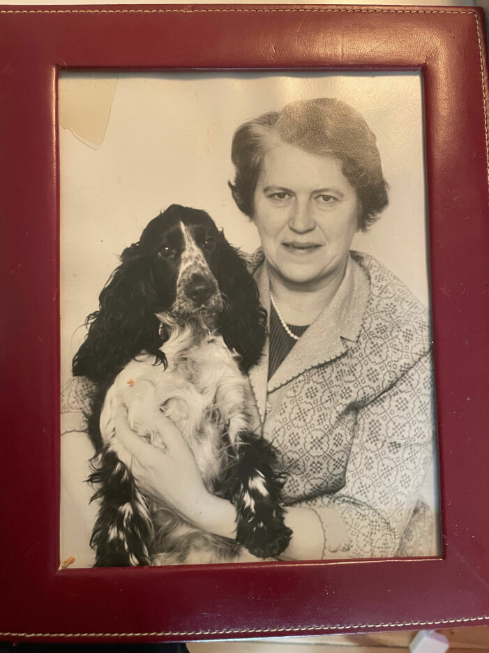 Anns farmor Inga, 50 år, med hunden Mitzi