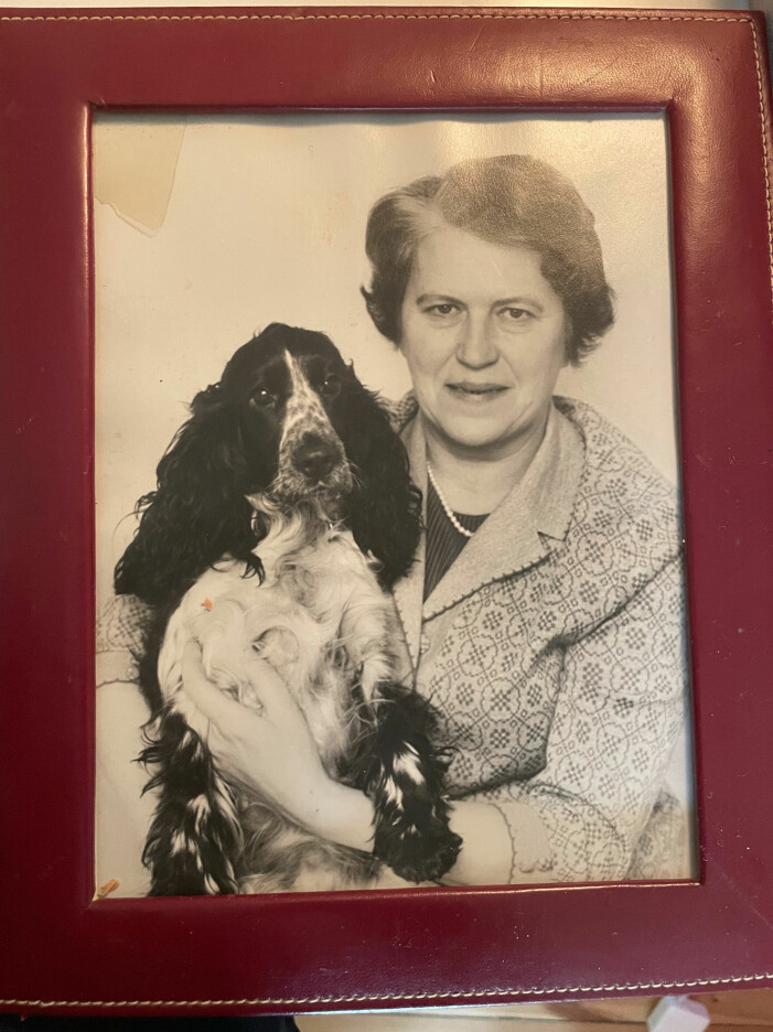 Anns farmor Inga, 50 år, med hunden Mitzi Anns farmor Inga, 50 år, med hunden Mitzi
