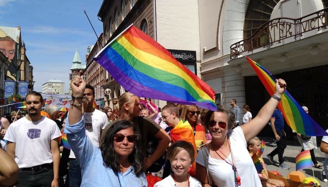 Familjen Escobar när de går i Malmös prideparad. Famijen Escobar på pride