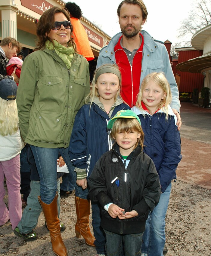 Bild från 2006 när Felix och hans nuvarande fru Clara var på Gröna Lund, tillsammans med Fanny, Vera och Leo. Mycket har hänt sedan dess.