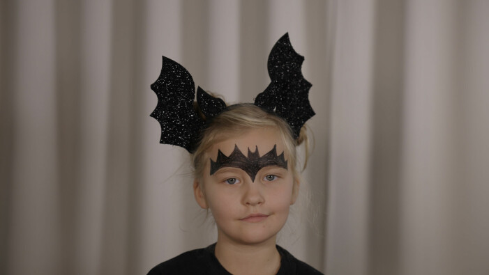 Tips! Vill du lyfta looken ytterligare ett snäpp? Låt barnet bära ett coolt diadem med vingar, det ger det lilla extra. ansiktsmålning fladdermus klar