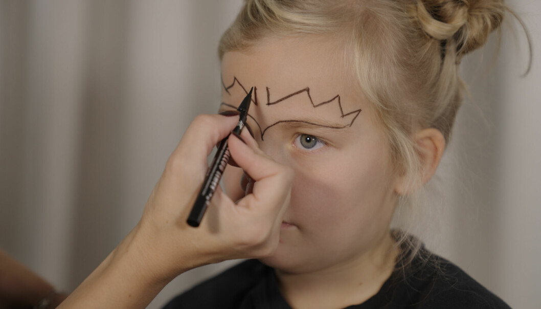 Tips! Tänk att kroppen ska vara lika hög som topparna i sicksacksmönstret. Ansiktsmålning fladdermus