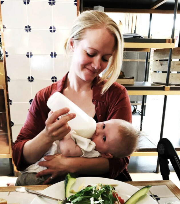Hur mysigt? Paulina flaskmatar sitt barn.