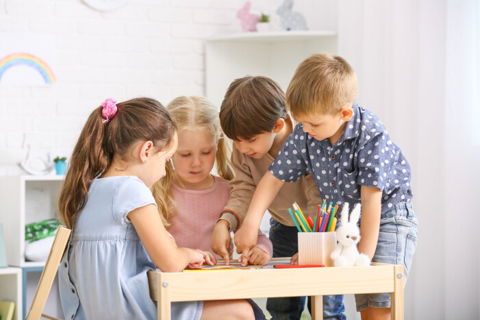 Så fort barnet väl får leka med de andra barnen brukar humöret bli bättre. barn leker på förskolan